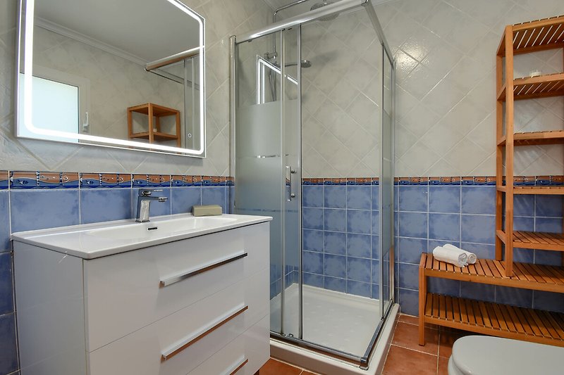 Schönes Badezimmer mit modernen Armaturen und stilvoller Einrichtung.