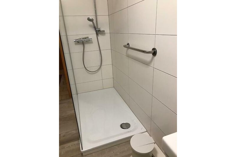 Duschbereich mit barrierefreier Duschtasse