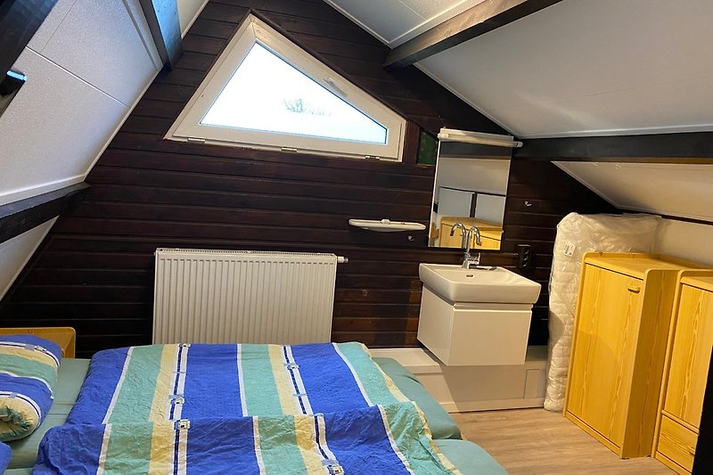 2. Schlafzimmer OG mit Waschbecken