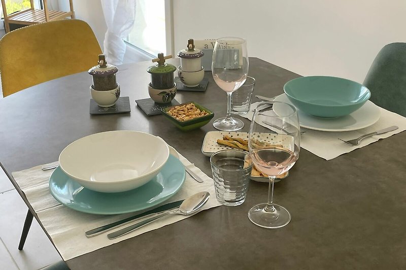 Gemütliches Esszimmer mit stilvoller Tischdekoration und elegantem Geschirr