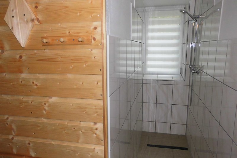 ebenerdige Dusche neben der Sauna