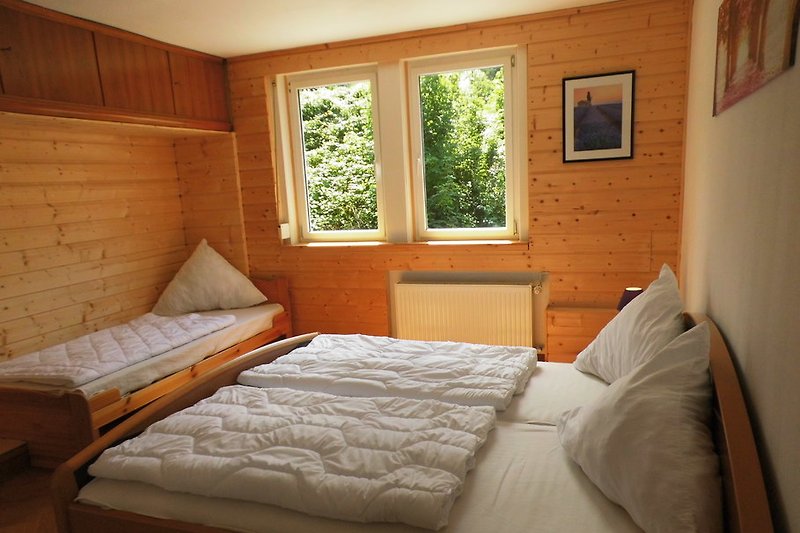 Schlafzimmer mit 1,80 m breiten Doppelbett und Einzelbett