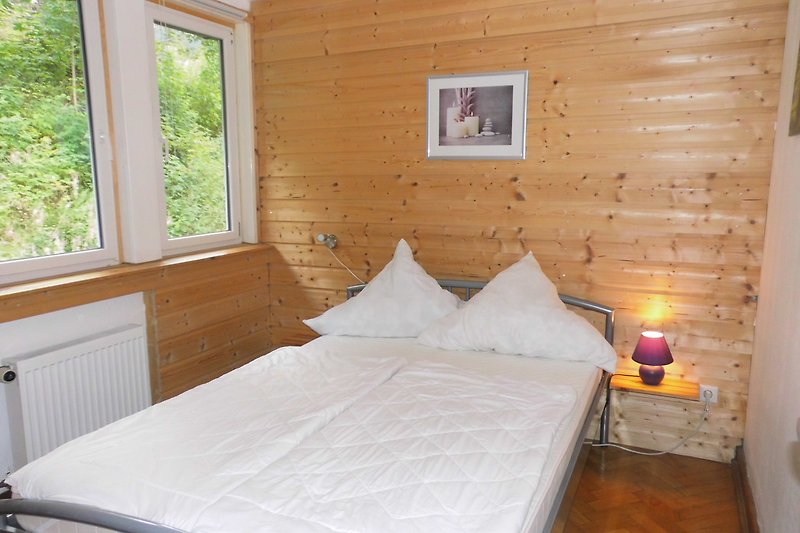 Schlafzimmer oben mit 140 cm breiter Matratze