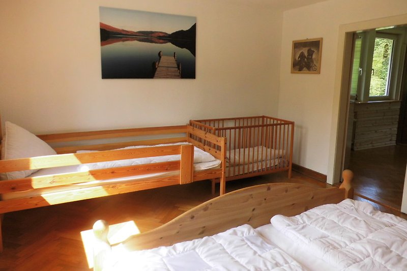 Schlafzimmer mit 1,80 m breiten Doppelbett, Einzelbett + Kinderbett
