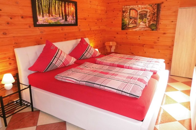 Schlafzimmer mit 2 m breiten Doppelbett