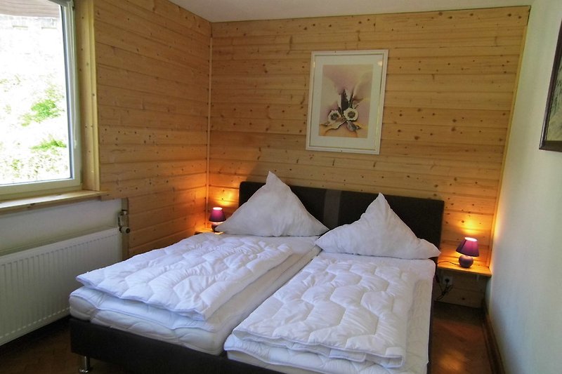 Schlafzimmer mit 1,80 m breiten Doppelbett 