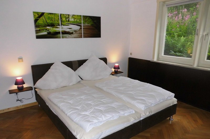 Schlafzimmer mit 1,80 m breiten Doppelbett