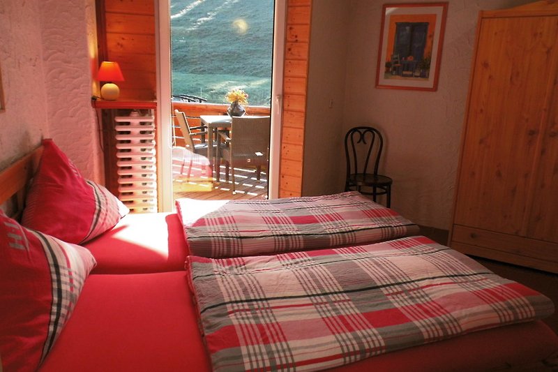 Schlafzimmer mit 1,60 m breiten Doppelbett und Balkon