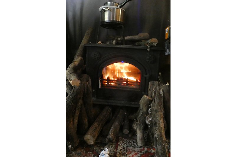 Log stove