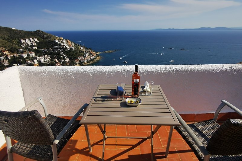 Blick auf das Meer von der Terrasse mit Outdoor-Möbeln