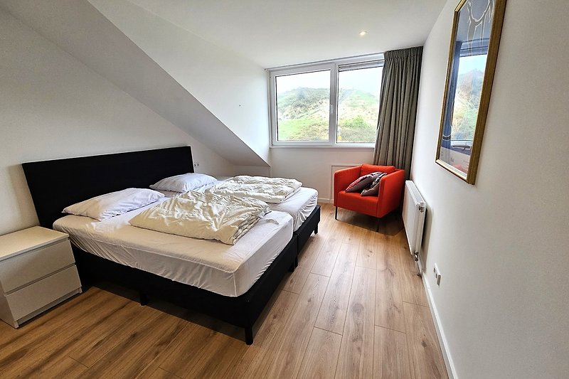 Modernes Apartment mit stilvoller Einrichtung und gemütlicher Wohnzimmeratmosphäre.