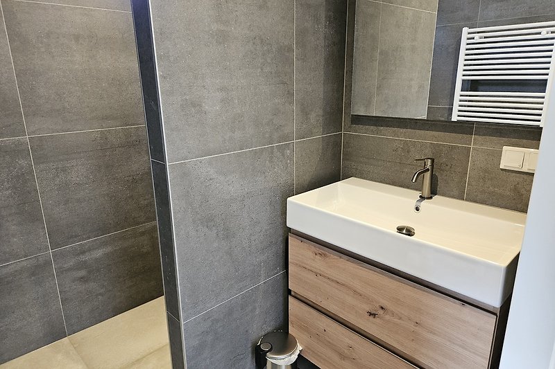 Modernes Badezimmer mit elegantem Waschbecken und stilvoller Einrichtung.