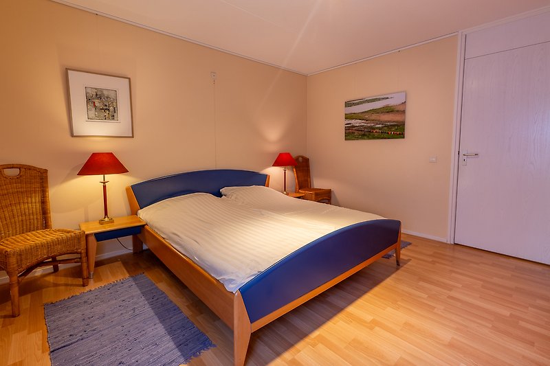 Een comfortabele slaapkamer met houten meubels en een sfeervolle inrichting.
