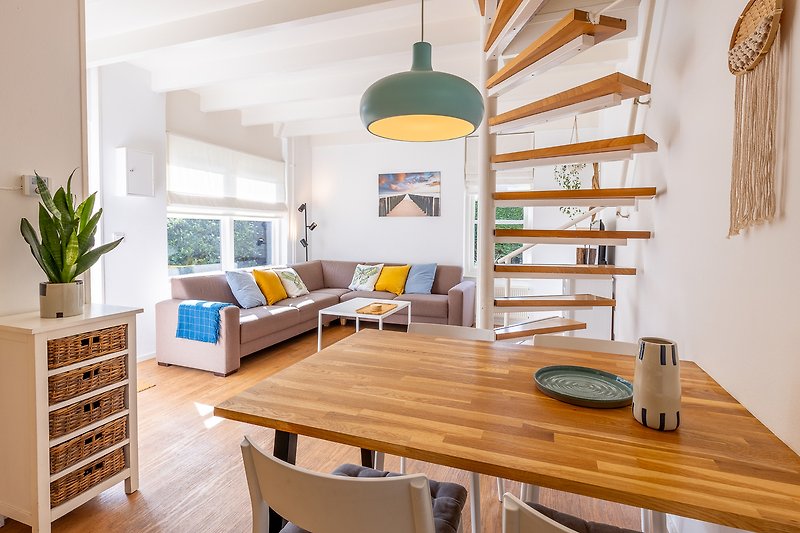Een stijlvolle woonkamer met houten meubels en een gezellige sfeer.