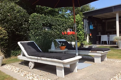 Bungalow mit den drei Tulpen Nr. 16