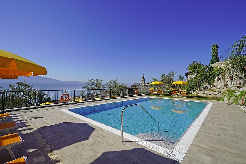 Luxuriöses Ferienhaus mit Pool, Palmen und Meerblick.