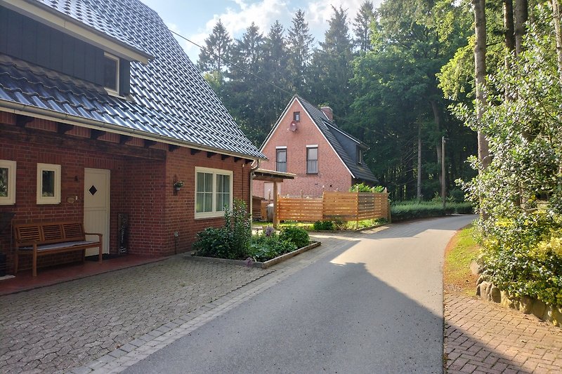 Charmantes Landhaus mit Garten in ruhiger Sackgasse von Wald und Feldern umsäumt.