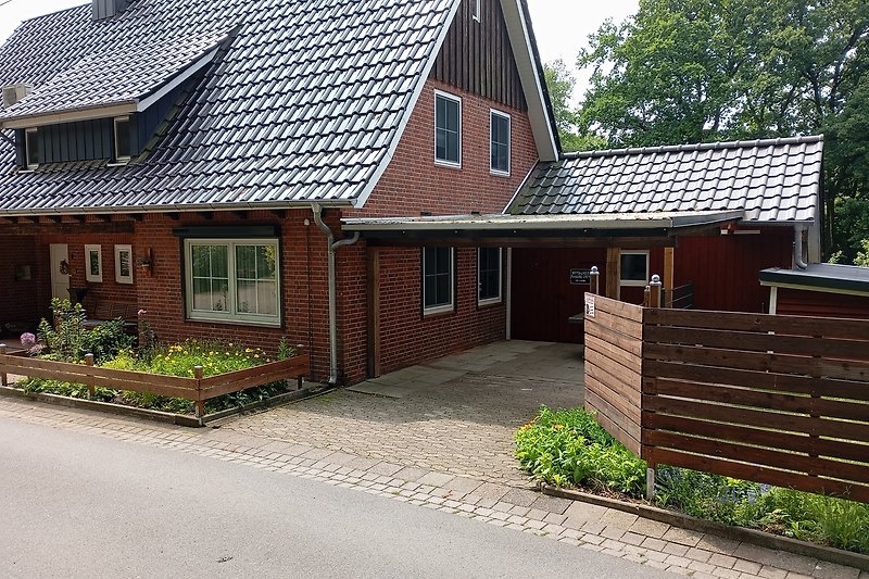 Ferienhaus mit Carport und Grünfläche/Garten