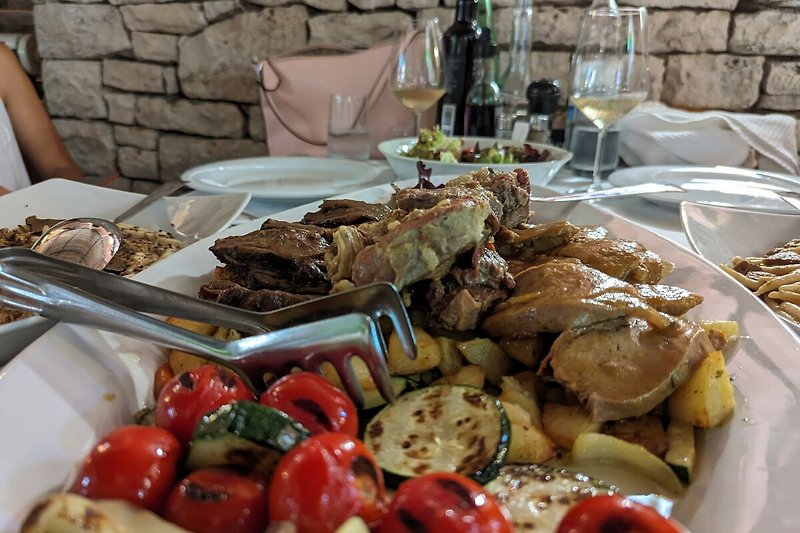 Genießen Sie kulinarische Köstlichkeiten in angenehmer Atmosphäre in einer landestypische Konoba in Istrien