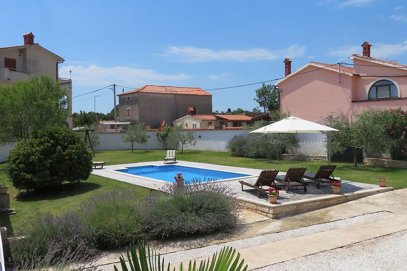 Villa mit Blick zum eigenen Pool und Garten