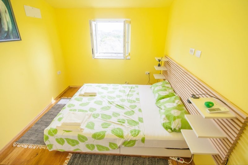 Schlafzimmer mit Doppelbett und Zusatzbett