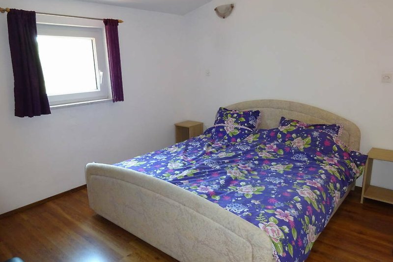Komfortables Schlafzimmer mit Doppelbett