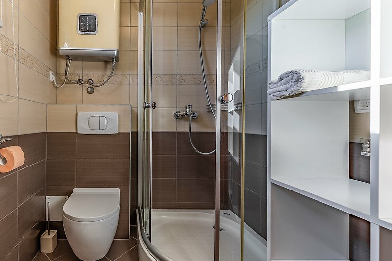 Modernes Badezimmer mit  Dusche.