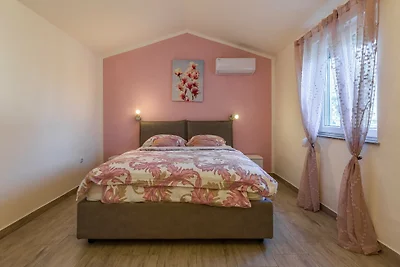 Sara Apartment 4