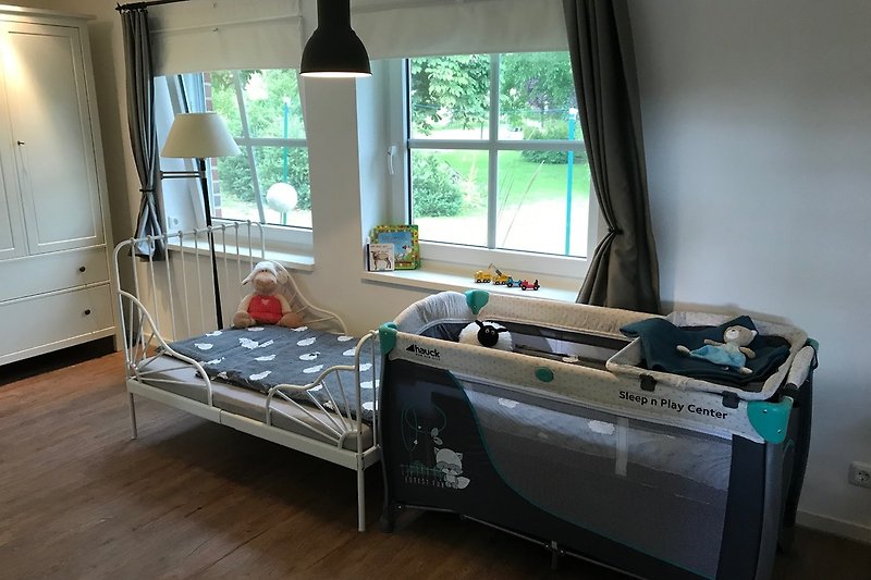 Kleinkind- und Babybett im Elternschlafzimmer 