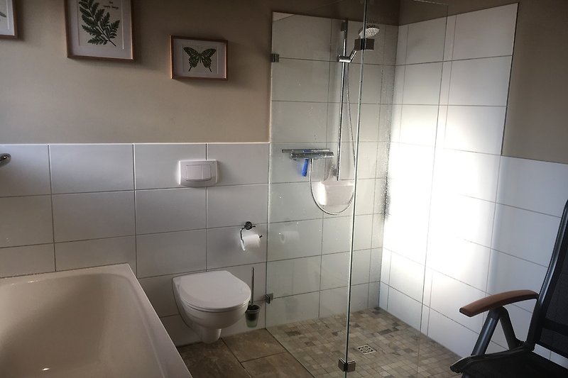 Hauptbadezimmer mit Wanne und Dusche