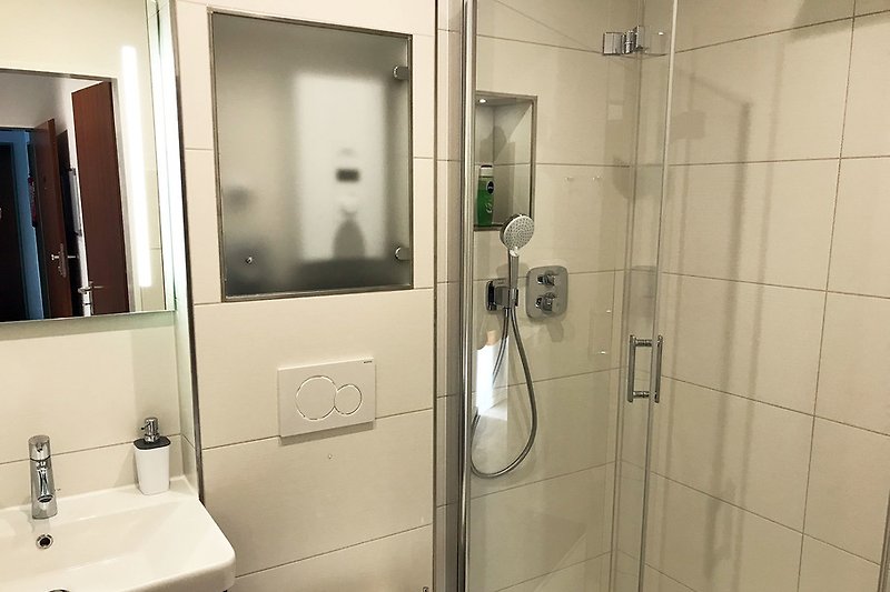 Modernes Duschbad