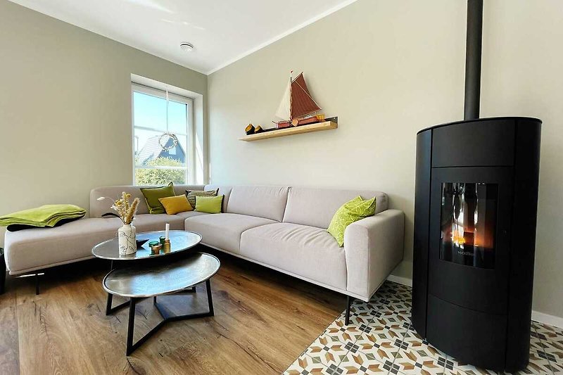 Gemütliches Wohnzimmer mit bequemer Couch und Pelletofen