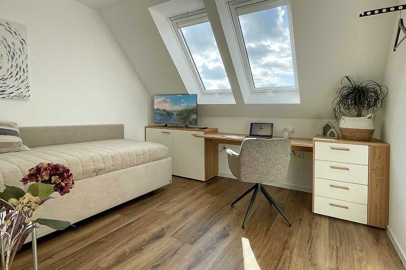 Stilvolles Wohnzimmer mit bequemer Couch und Holzmöbeln.