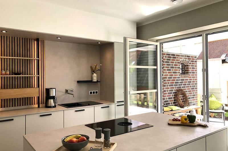 Hochwertige und voll ausgestattete Küche mit barrierefreien Zugang zur Terrasse