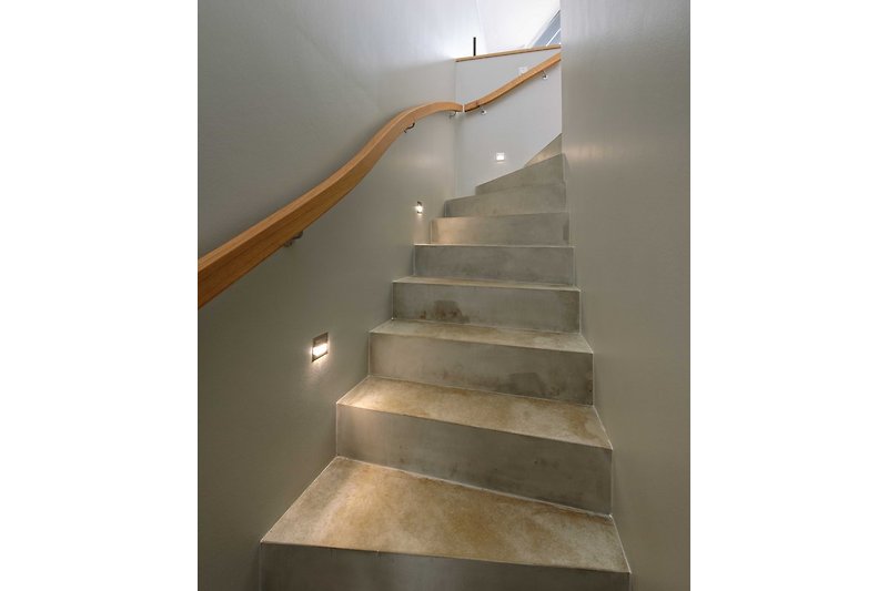 Aufgang Treppe aus stylischem Beton ins OG
