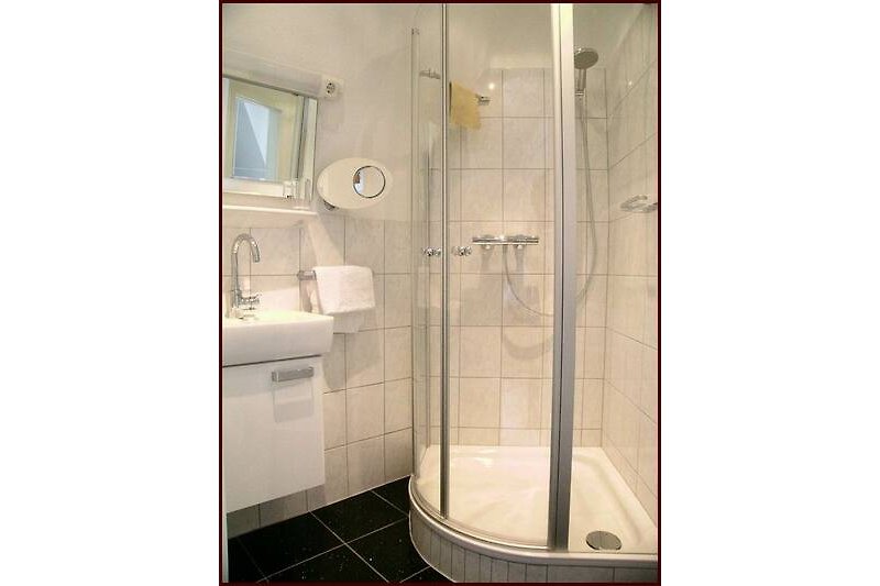 Modernes Badezimmer mit Dusche und stilvoller Ausstattung zum Doppelschlafzimmer OG mit Balkon