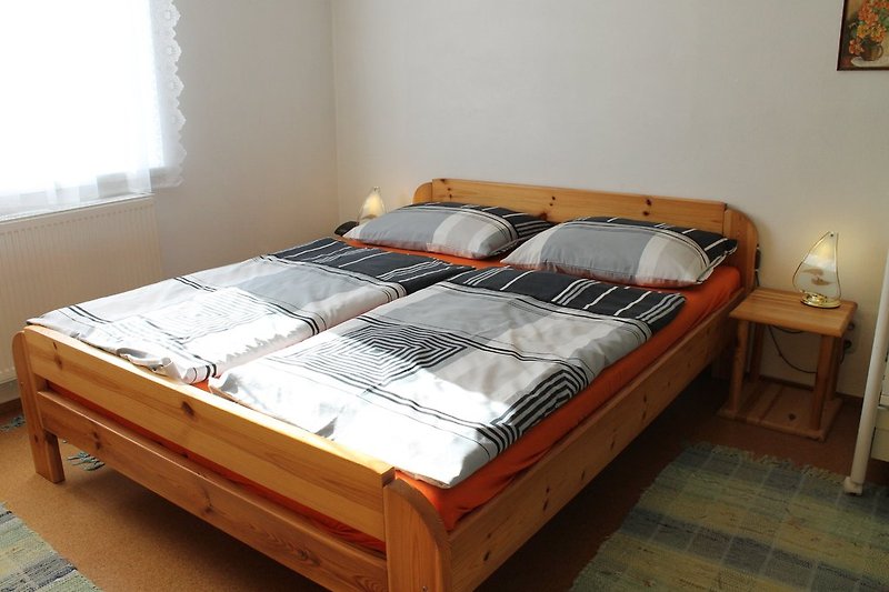Schlafzimmer mit Gitterbett