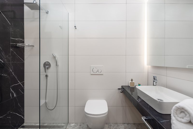 Modernes Badezimmer mit stilvoller Ausstattung.