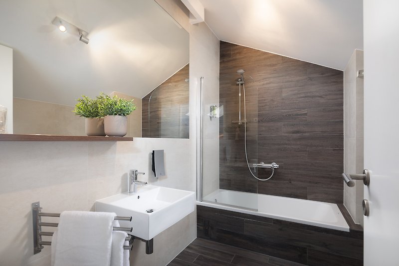 Ein modernes Badezimmer mit stilvoller Einrichtung und hochwertigen Armaturen.