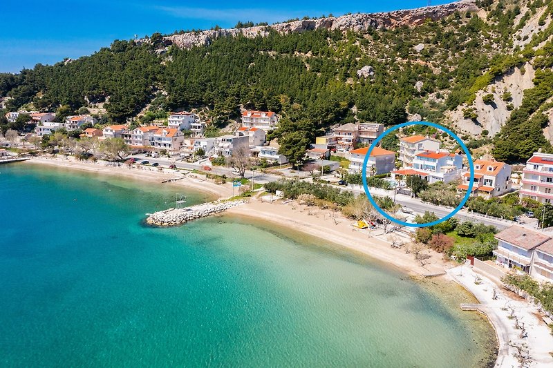 Traumhaftes Strandhaus mit Blick auf das azurblaue Meer.