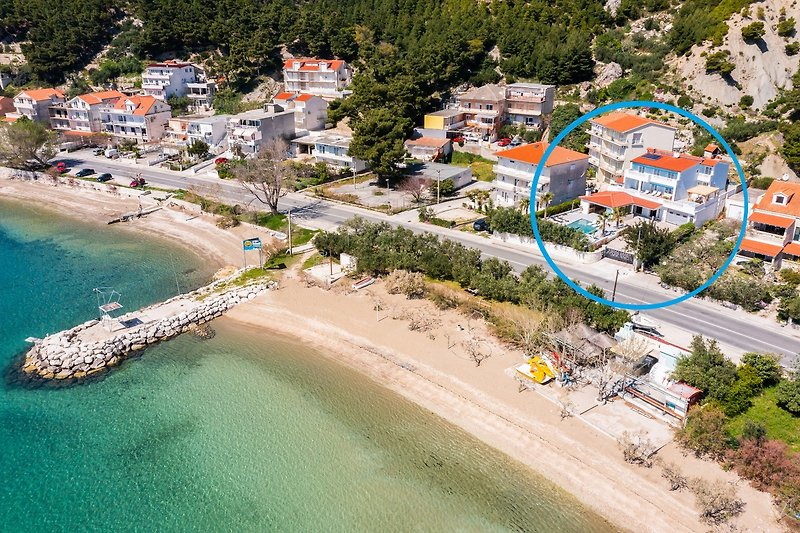 Traumhaftes Strandhaus mit Blick auf das azurblaue Meer.
