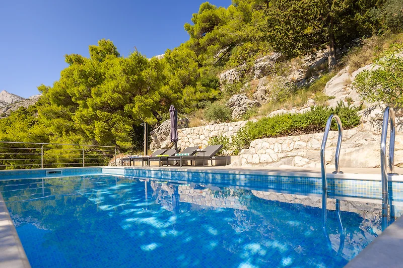 Villa mit Pool, Sonnenliegen und tropischem Flair. Perfekt zum Relaxen!