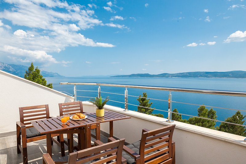 Genießen Sie den Blick auf den Ozean von Ihrem Balkon aus.