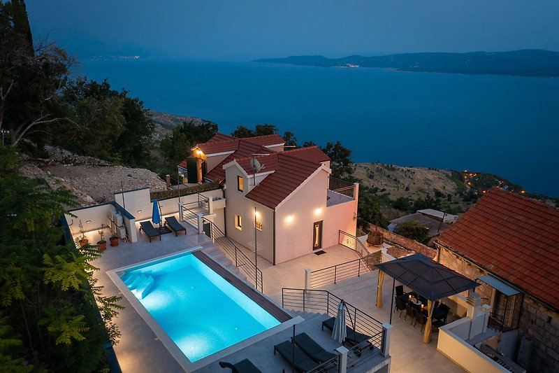 Moderne Ferienwohnung mit Pool und Meerblick in einem Resort.