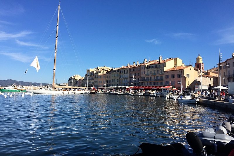 Hafen von St.Tropez mal ohne Luxusjachten