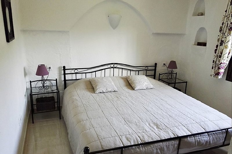 Schlafzimmer 1: Doppelbett 180 cm