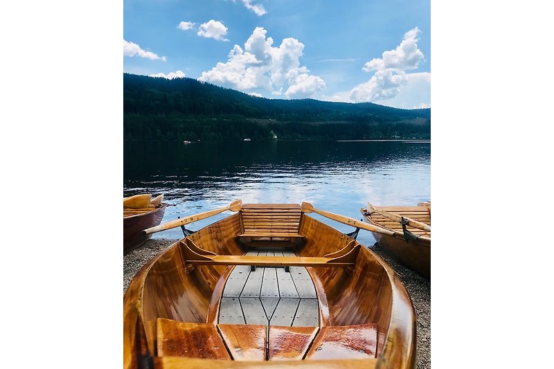 Wunderschöne Holz-Ruderboote kann man direkt am See mieten