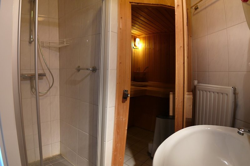 Badezimmer im Erdgeschoss mit Sauna