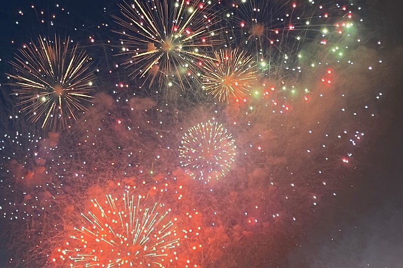 Spektakuläres Feuerwerk und Unterhaltung -  Ste. Maxime verabschiedet das alte Jahr - Feiern Sie das neue Jahr mit uns!