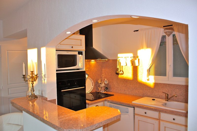 Küche im Morgenlicht komplett eingerichtet mit allen Geräten, mit Geschirrspüler und Fenster 